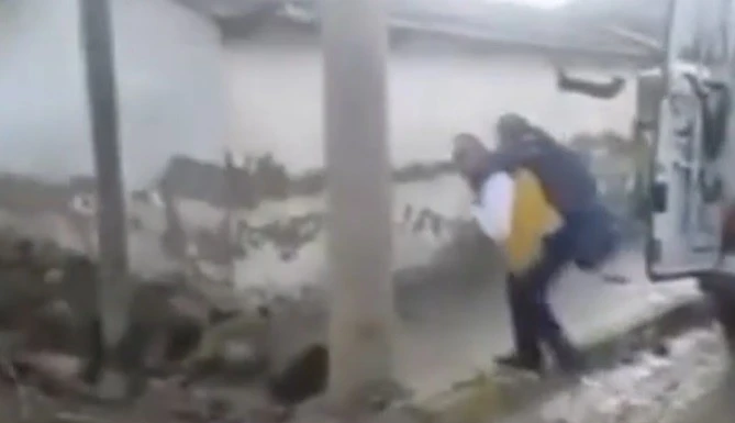 Ambulans şoförünün sırtında taşıdığı yaşlı adam ev yangınında öldü